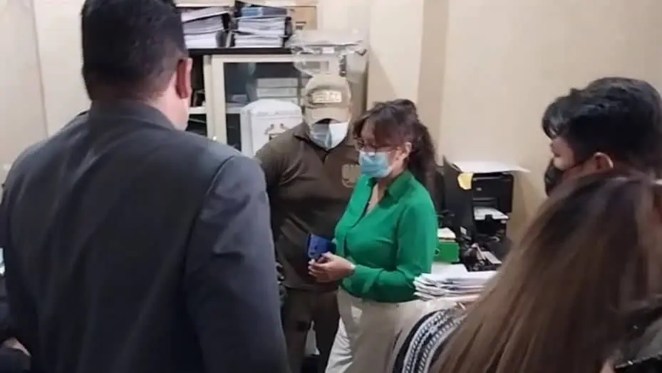 Efectivos policiales de la FELCC, en la Alcald&iacute;a de Quillacollo. CAPTURA DE VIDEO REVELACIONES CON LEYDI SANTOS