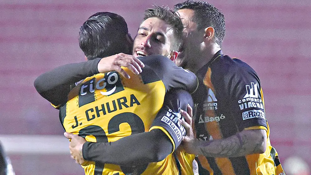 Jugadores de The Strongest festejan una conquista en el 5-2 a Real Santa Cruz./ APG