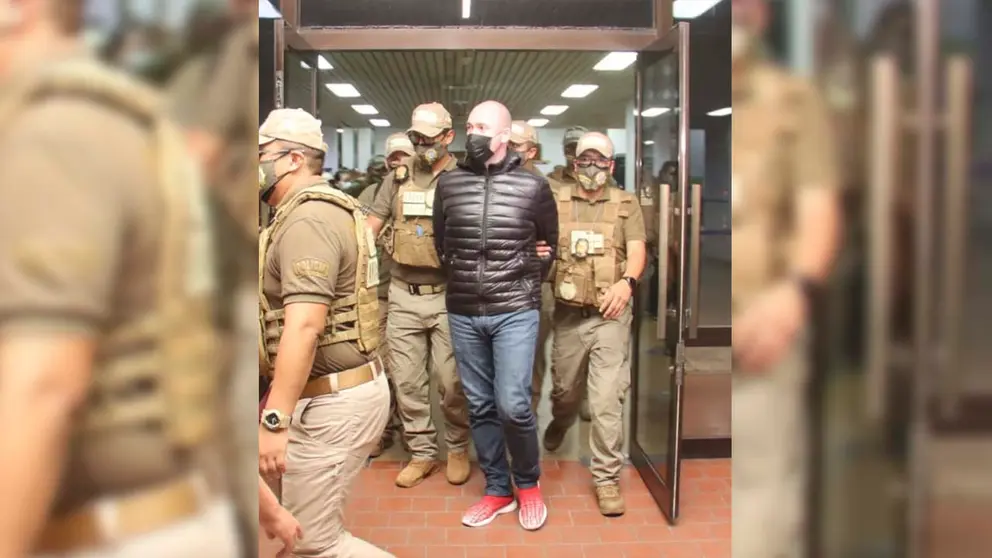 Parada siendo trasladado a la Fiscal&iacute;a cruce&ntilde;a. Facebook Eduardo Del Castillo
