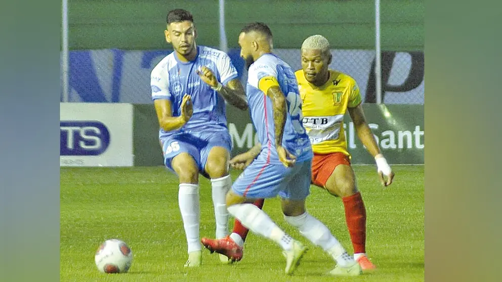 Una acci&oacute;n de la derrota de Palmaflor (1-0)  con Blooming en Santa Cruz. APG