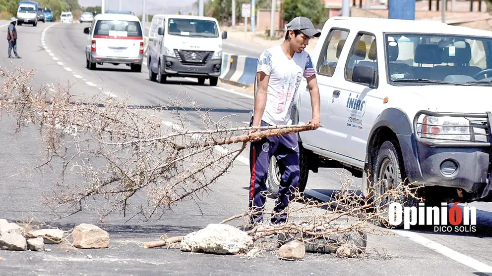 Un punto de bloqueo en la carretera al Valle Alto, este 20 de octubre. DICO SOL&Iacute;S