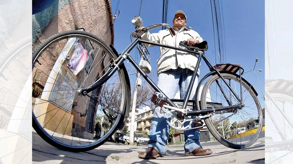 Julio Pardo junto a su bicicleta de 101 años. DICOS SOLÍS
