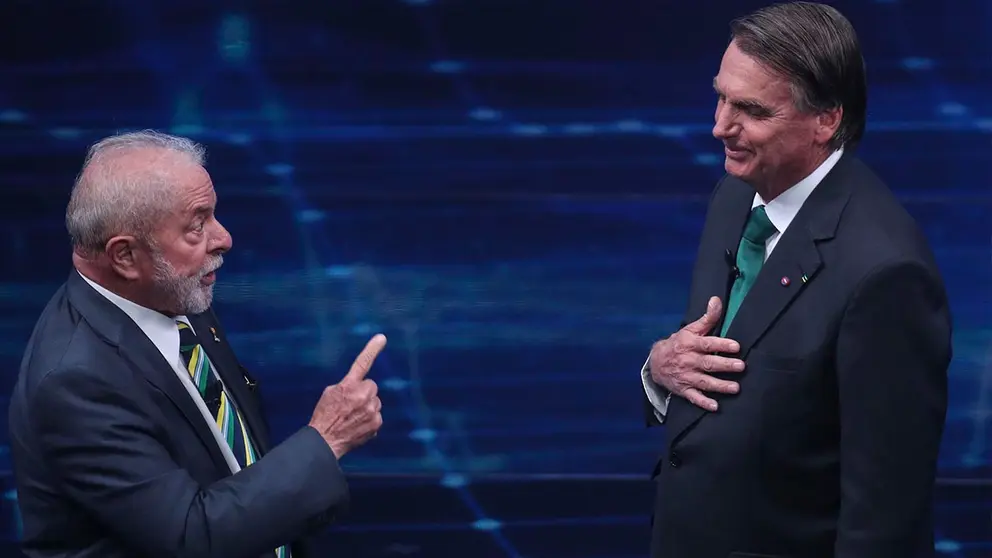 El expresidente progresista Luiz In&aacute;cio Lula da Silva (i) y el ultra derechista Jair Bolsonaro (d) mientras participan en el primer debate presidencial./ EFE