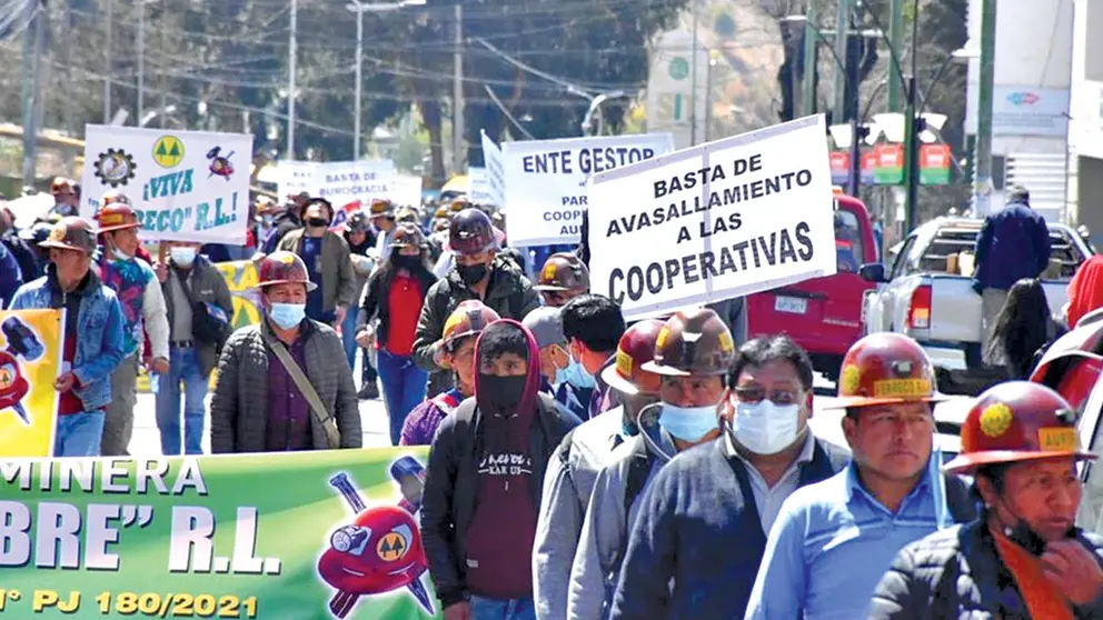 Mineros marchan y bloquean La Paz; hay otros dos sectores movilizados. APG