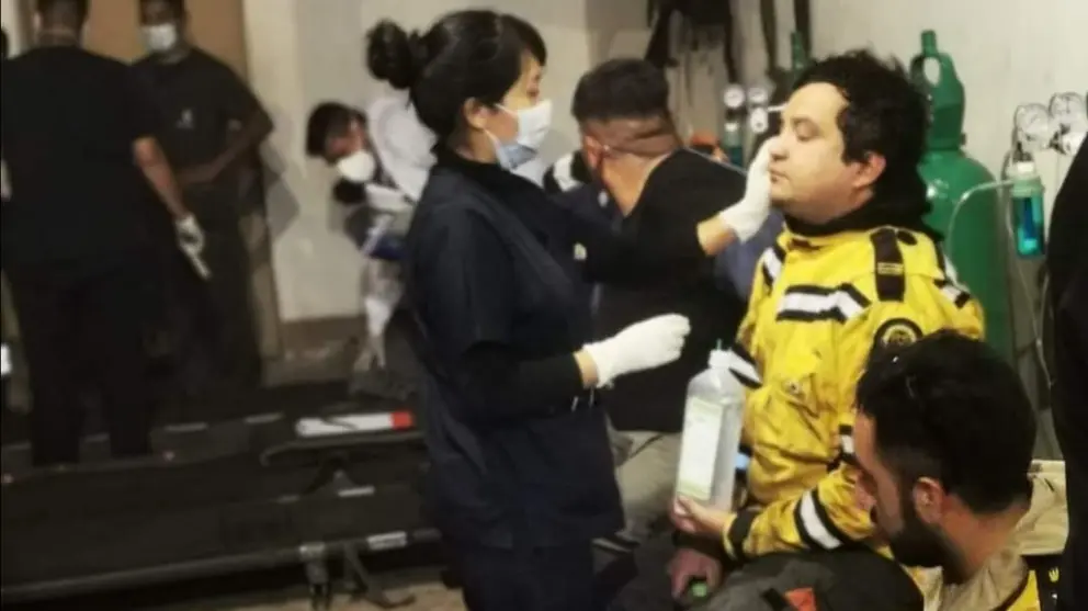 Uno de los bomberos recibe atenci&oacute;n, tras el incendio en el Parque Tunari. TUNARI SIN FUEGO