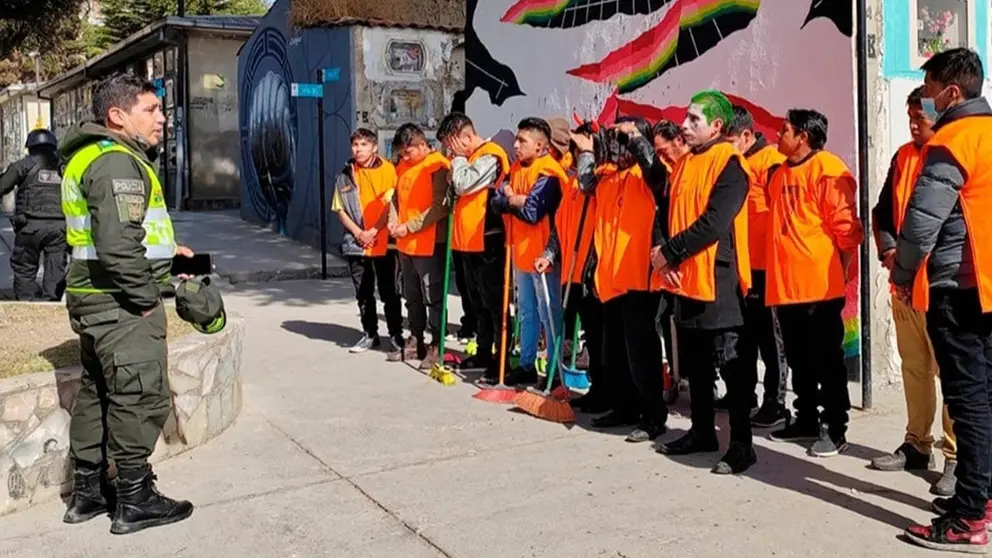 J&oacute;venes realizan la limpieza del cementerio en La Paz./ Foto: Polic&iacute;a Boliviana