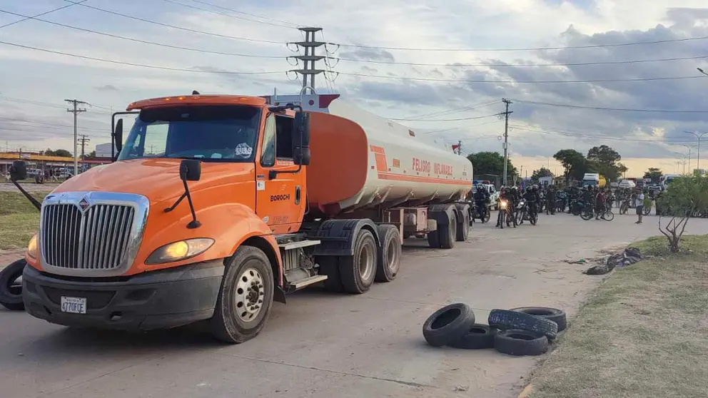 Una cisterna sale de la refineria de Palmasola. YPFB