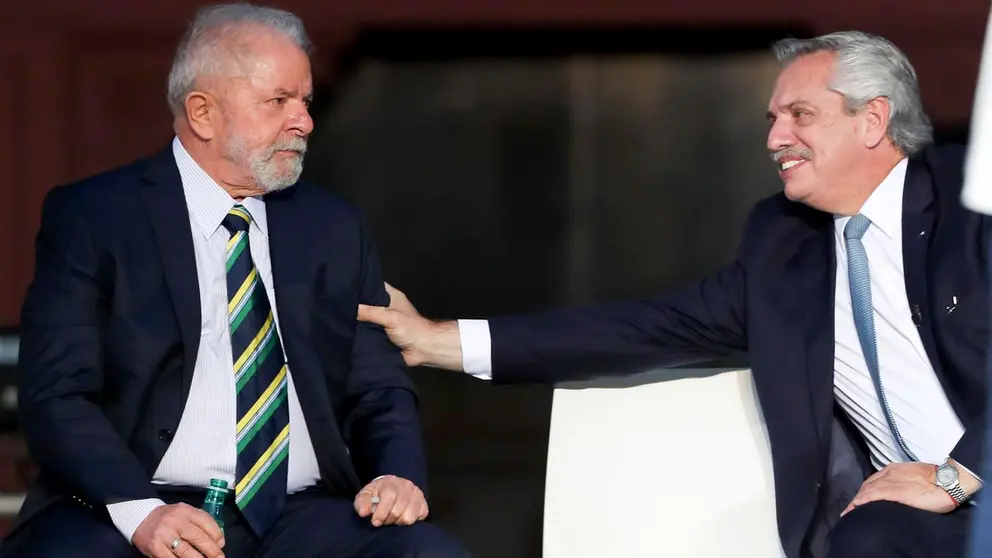 El presidente electo de Brasil, Luiz Inácio Lula da Silva (i), junto al presidente de Argentina, Alberto Fernández, en una fotografía de archivo. EFE