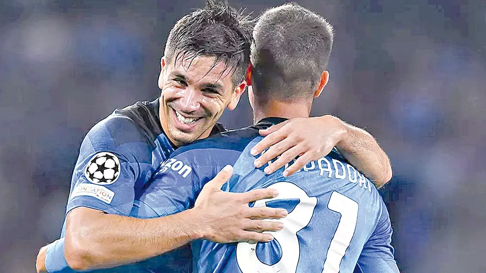 Jugadores del N&aacute;poli festejan una conquista en una presentaci&oacute;n anterior e intentar&aacute;n sorprender en Anfield. EUROSPORT.CO.UK