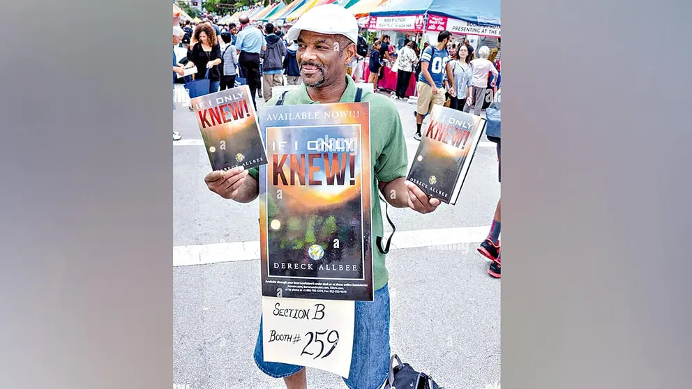 Un hombre vende libros en una versi&oacute;n pasada de la feria literaria de Miami. ALAMY