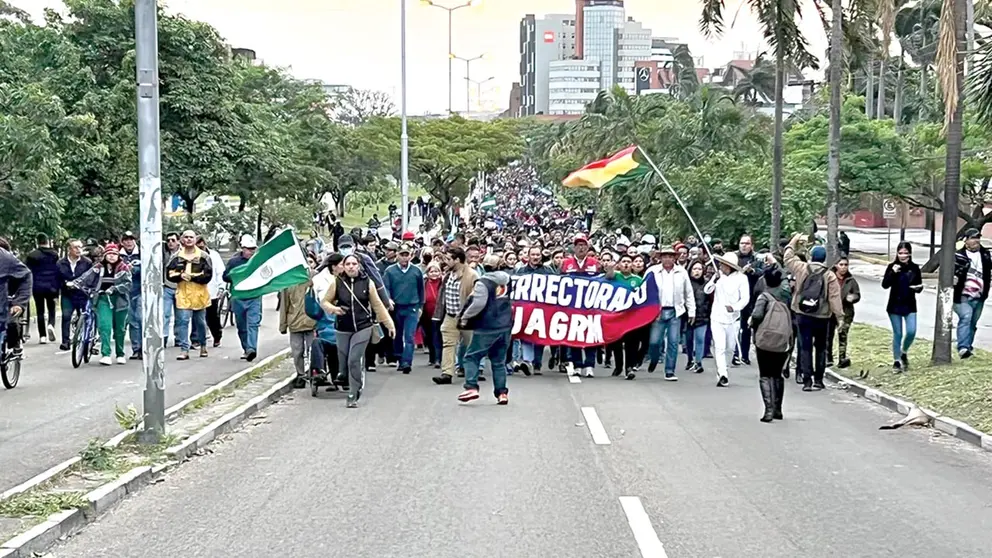 Marcha de universitarios de la UAGRM en Santa Cruz. RICARDO KLINSKY/UAGRM OFICIAL