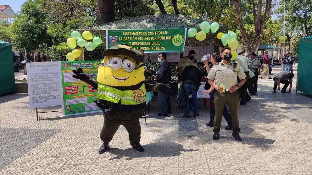 Polic&iacute;a realiza una campa&ntilde;a de socializaci&oacute;n de la Ley 1178 en la plaza 14 de Septiembre./ Foto: Neil Apaza