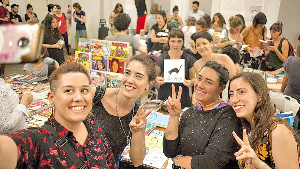 Un grupo de lectoras en una versi&oacute;n pasada de Filfem. CLAR&Iacute;N