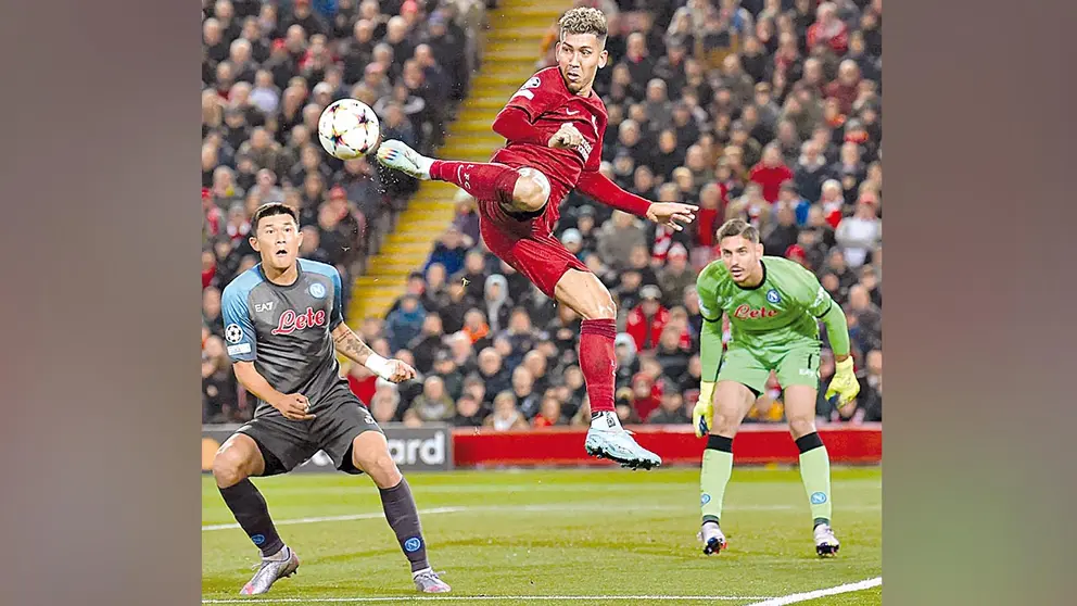 Roberto Firmino protagoniza una acci&oacute;n de juego en el triunfo de Liverpool. FACEBOOK UCL