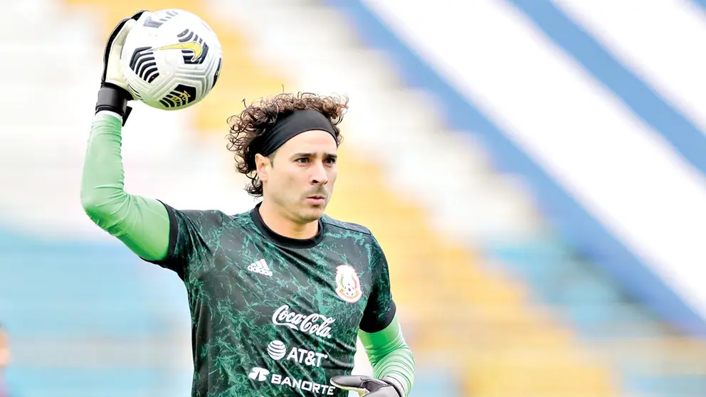 El arquero mexicano Guillermo Ochoa, durante una práctica de su selección. EFE