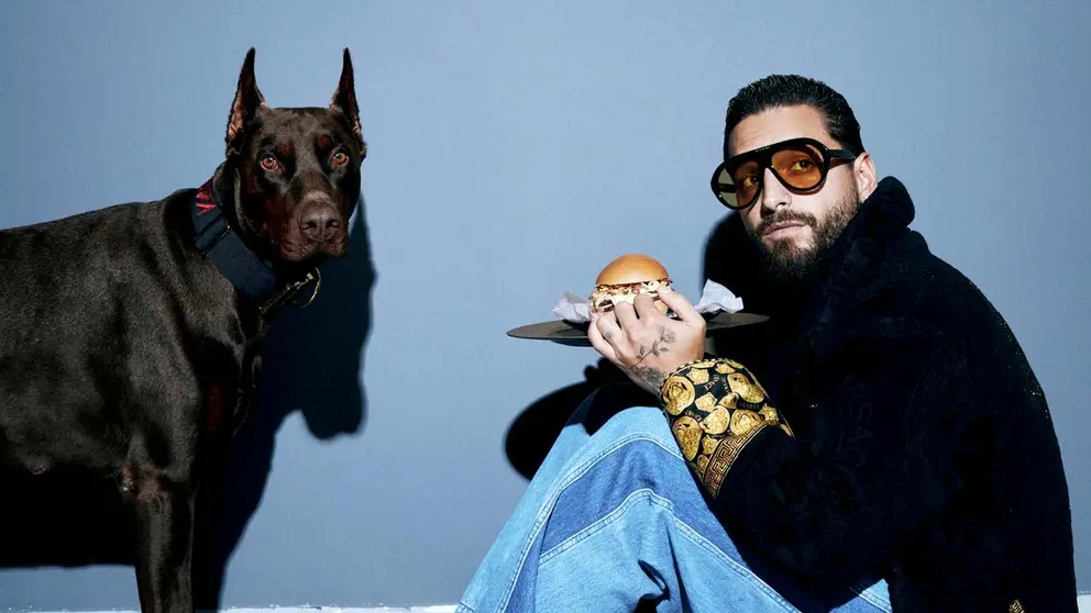 Fotograf&iacute;a promocional cedida hoy por Foodology en la que se registr&oacute; al cantante colombiano Maluma, rodeado de hamburguesas y hot dogs (perros calientes) de su restaurante digital Dembow, que estar&aacute; &uacute;nicamente enfocado en el "delivery". EFE