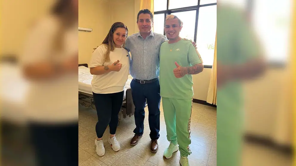 El artista argentino junto al m&eacute;dico que lo opero. FACEBOOK