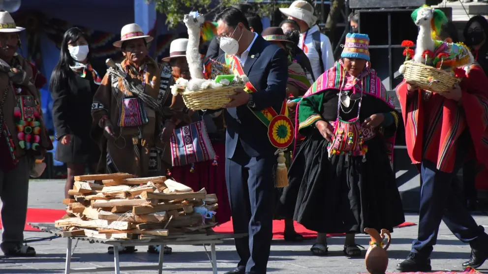 El presidente Luis Arce lleva adelante una ceremonia ancestral, recordando dos a&ntilde;os de gesti&oacute;n. APG