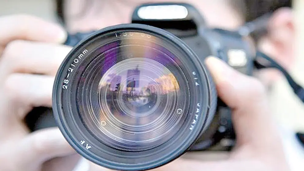 Una persona toma una fotograf&iacute;a con una c&aacute;mara. UFJF