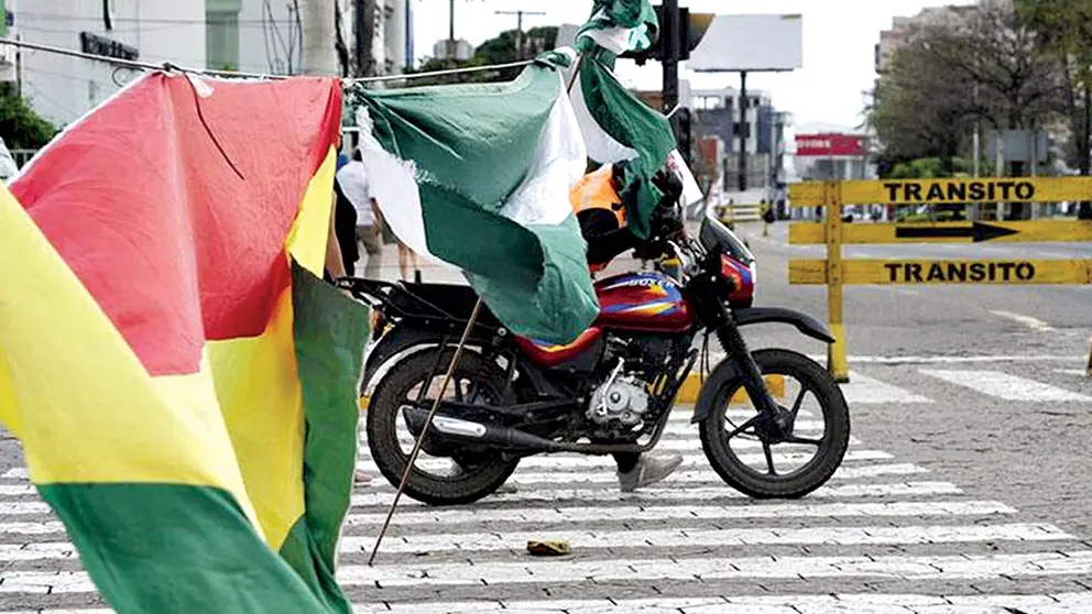 Un motociclista pasa por uno de los puntos de bloqueo. LA PATRIA