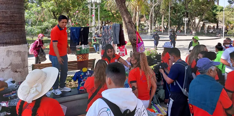Comerciantes de la Asociaci&oacute;n presentes en la Plaza 14 de Septiembre. Ofrecieron muestra de lo que ser&aacute; la Feria. RICARDO AGUILAR