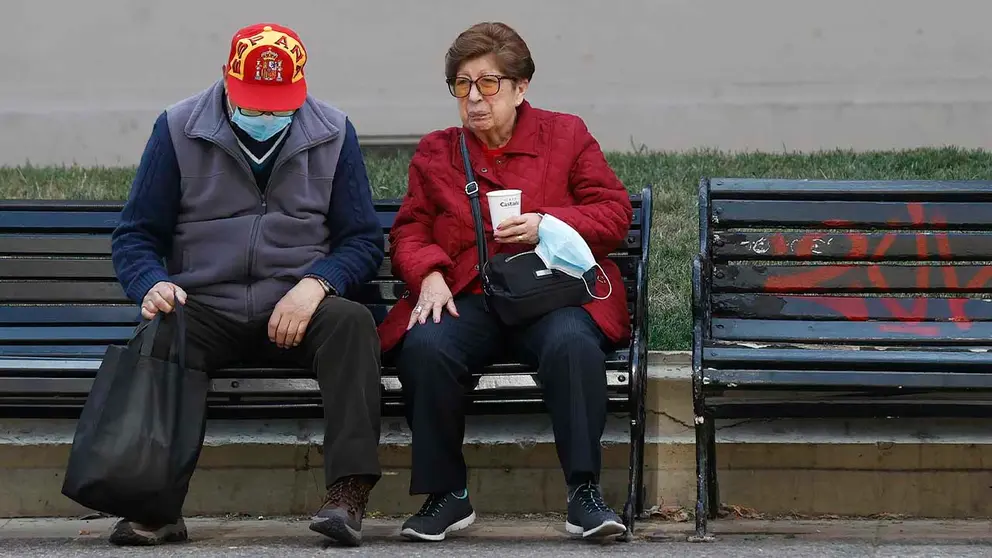 Una pareja de la tercera edad descansa en una silla, el 8 de noviembre de 2022, en Santiago (Chile). EFE