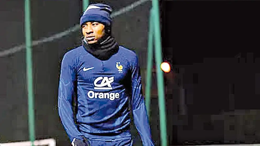 Crhistpoher Nkunku trota durante una práctica de la selección francesa. MARCA