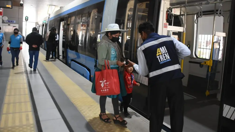 Personal de la Operadora Mi Tren y pasajeros en la Estaci&oacute;n Central San Antonio. DICO SOL&Iacute;S
