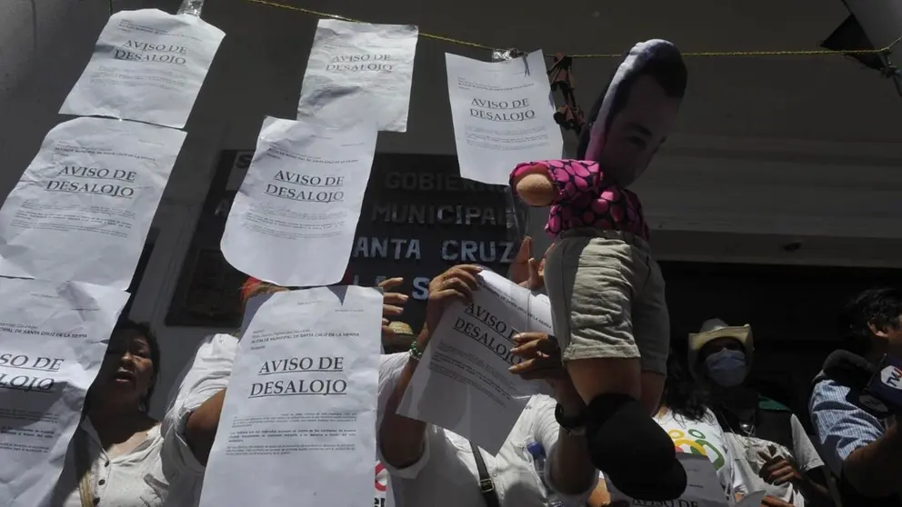 Ciudadanos cruce&ntilde;os empapelan con aviso de desalojo la Alcald&iacute;a de Santa Cruz. APG
