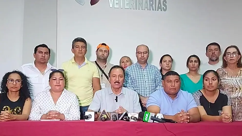 El rector de la Universidad Autónoma Gabriel René Moreno (UAGRM), Vicente Cuéllar (c), en rueda de prensa. ERBOL