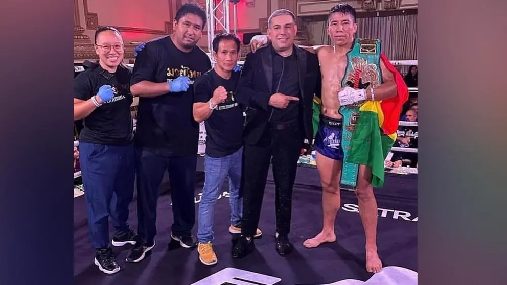 Marcos Vásquez (d) festeja el título ganado en Estados Unidos. Freedom Fighter Promotions.