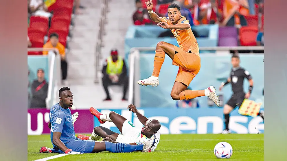 Una jugada del partido que desemboc&oacute; en el triunfo de la Oranje frente al campe&oacute;n de &Aacute;frica en Doha. EFE