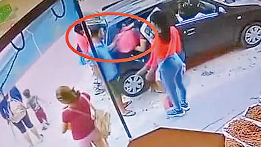 C&aacute;mara de vigilancia capta cuando los pasajeros
abordan el taxi. FACEBOOK