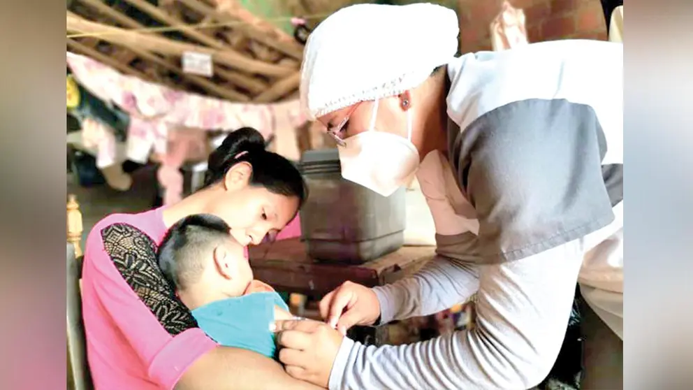 Un ni&ntilde;o recibe una dosis de vacuna. ABI
