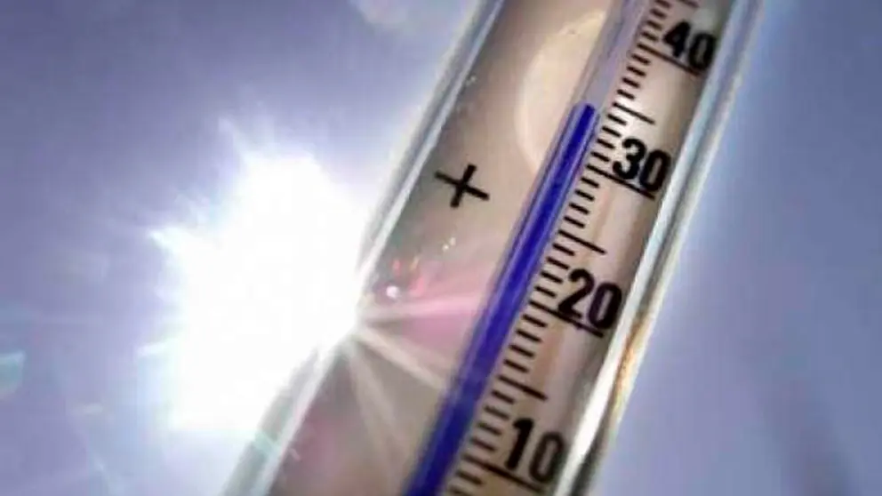 Un term&oacute;metro que marca la temperatura elevada en el ambiente. ARCHIVO