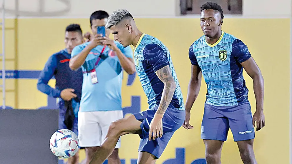 La Tri realiza un entrenamiento en suelo catar&iacute;. EFE