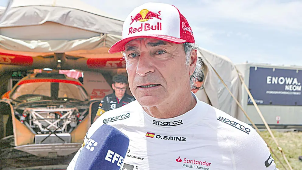 Carlos Sainz brinda una entrevista. EFE