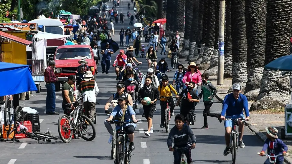 Ciclistas en la avenida Libertador Bol&iacute;var, este 4 de diciembre. DICO SOL&Iacute;S