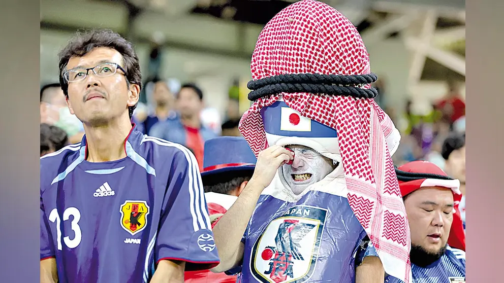 Aficionados japoneses asimilan la derrota ante Croacia. EFE