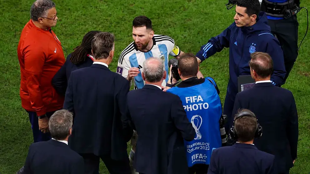 Lionel Messi (capit&aacute;n argentino) habla con el seleccionador neerland&eacute;s Louis Van Gaal y su asistente Edgar Davids, durante el duelo mundialista. EFE.