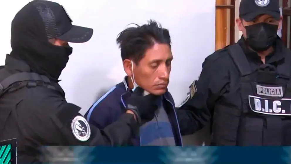Edwin Contreras L. al momento de ser presentado a la Polic&iacute;a. Captura BTV