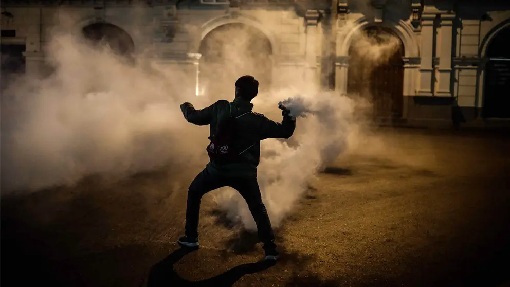 Manifestantes, a favor de Pedro Castillo y en contra del Congreso, se enfrentan con miembros de la polic&iacute;a en las calles del centro, en Lima (Per&uacute;). EFE
