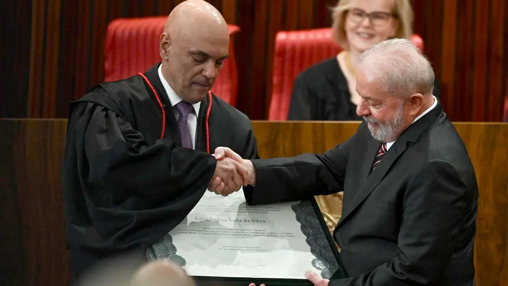 El presidente electo de Brasil, Luiz Inácio Lula da Silva (d), recibe de manos del presidente del TSE, Alexandre de Moraes (i), el diploma que le certifica como ganador de las elecciones presidenciales en Brasilia. EFE