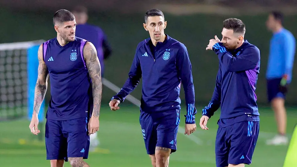 Lionel Messi (D) de Argentina y sus compañeros asisten a su sesión de entrenamiento en Doha, Catar. EFE