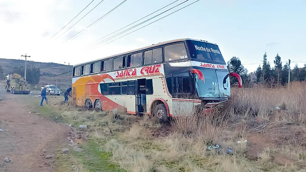 Bus se encuneta y deja siete heridos en la zona de Melga, Sacaba. TR&Aacute;NSITO COCHABAMBA