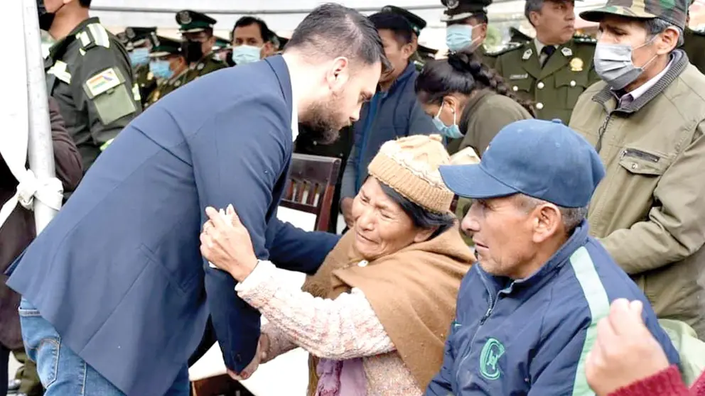 Ministro expresa sus condolencias a la madre  del sargento Huayhua.             MINISTERIO DE GOBIERNO