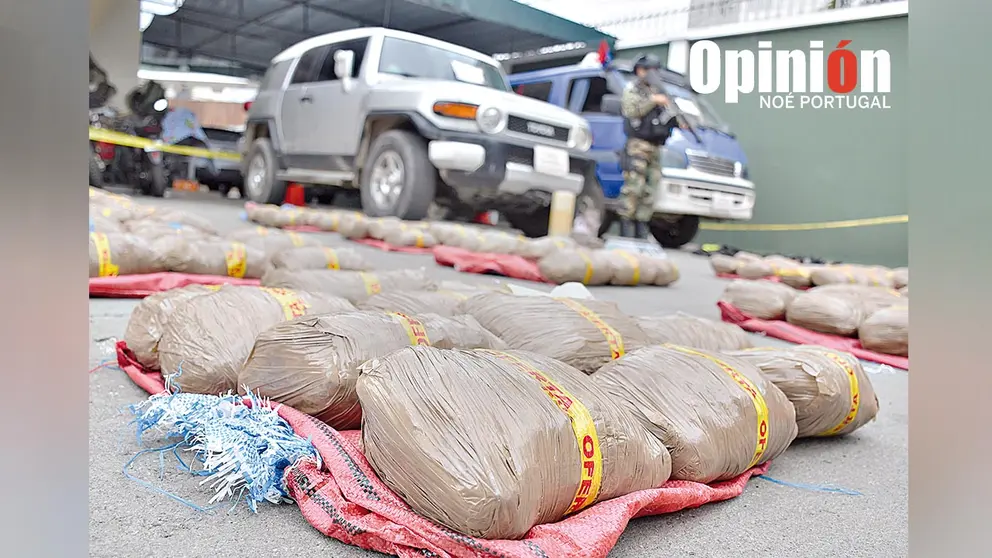 Exponen los paquetes de drogas secuestrados en un inmueble de Alto Sivingani, Cochabamba. NO&Eacute; PORTUGAL