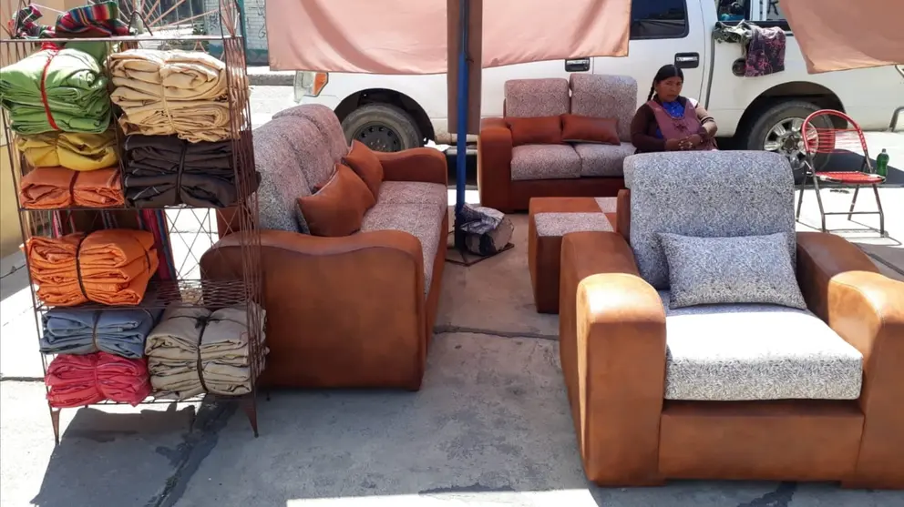 Algunos de los muebles de ofertan los carpinteros en la Feria del Mueble, la cual se desarrolla detr&aacute;s del Templo Loreto. PEDRO QUISTE