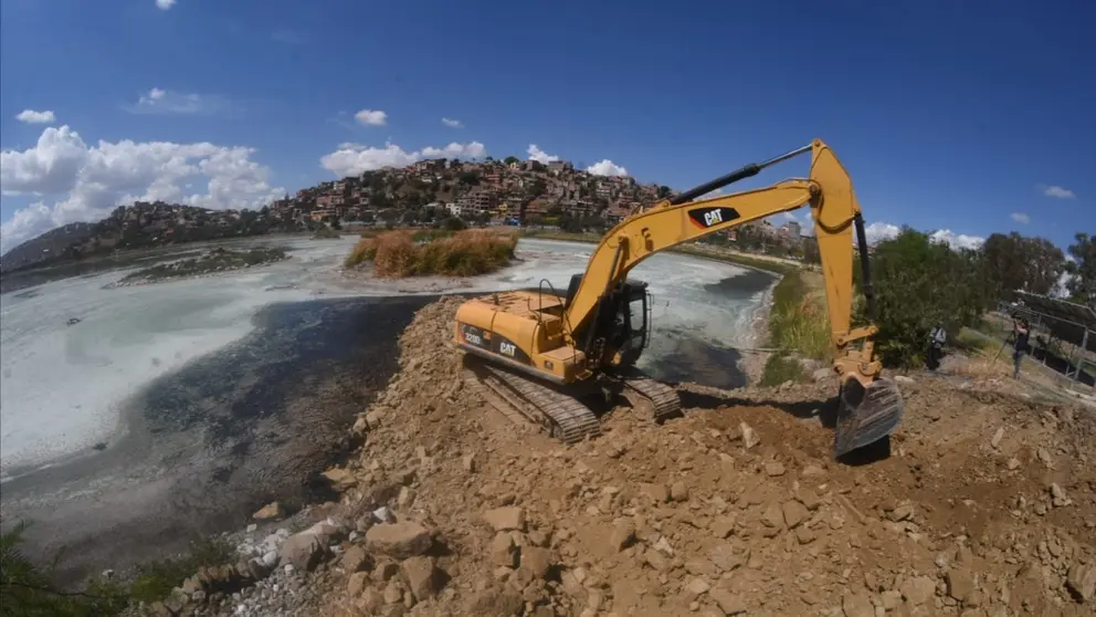 Maquinaria de la Alcald&iacute;a de Cochabamba realiza la limpieza de la laguna Alalay. DICO SOL&Iacute;S