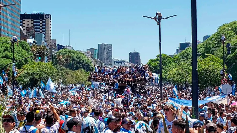 Hinchas de Argentina se re&uacute;nen para celebrar hoy, la victoria de la selecci&oacute;n argentina en el Mundial de Qatar 202, en Buenos Aires (Argentina). EFE
